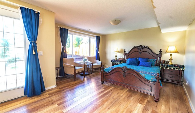 Cochrane Cozy Garden Suite