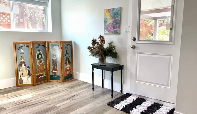 CocoTanArt B&B White Rock