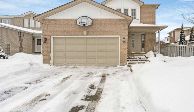 Cody and warm house for family gathering and friends,12 mins away from beaches a