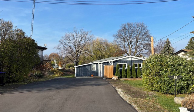 Collingwood. Walk to the water. Hot Tub. Pet friendly. Short drive to Blue Mt.