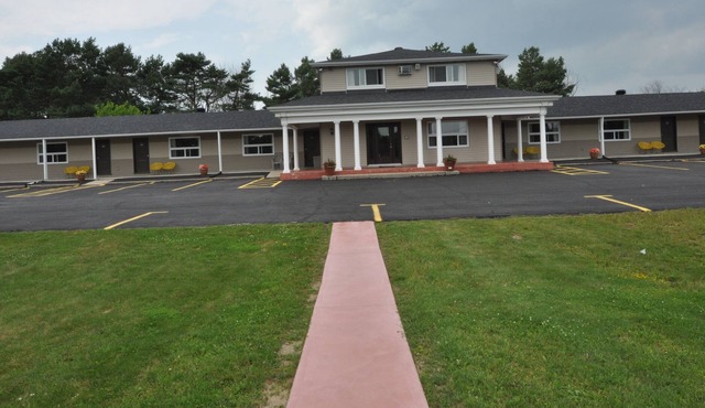 Colonial House Motor Inn