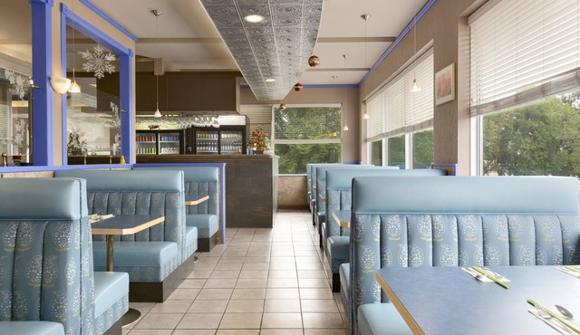 Colonial Square Inn & Suites