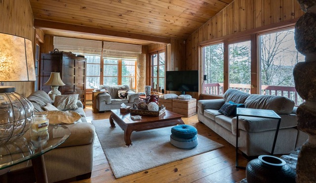 Comfortable and Warm Swiss Chalet in Saint Sauveur des Monts, Laurentians