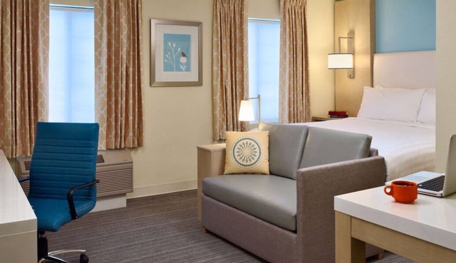 Comfortable Accommodation w/ Free Bfast & Parking, Kitchen, Outdoor Pool!