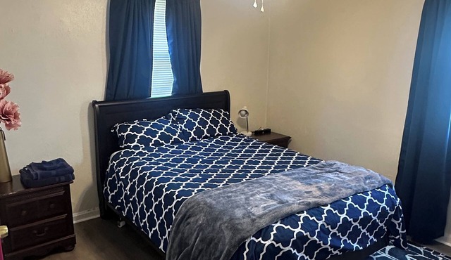 Comfortable & Affordable House Less Than 15 Min To Coliseum, Shopping, & Beaches