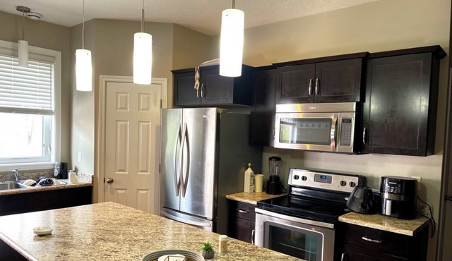 Comfortable Central Regina Stay | Parking + Fast WiFi