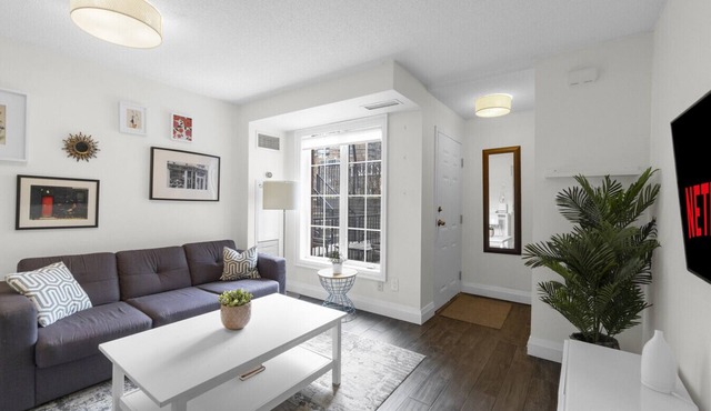 Comfy 1BR - King West - Transit Access - Gym