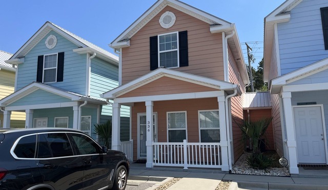 Contemporary, 2-Bedroom Cottage, 2 Blocks to Beach, Pool Front, Free WIFI