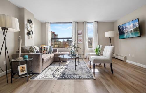 Contemporary, cozy & easy to Rocky Mountains from Calgary !