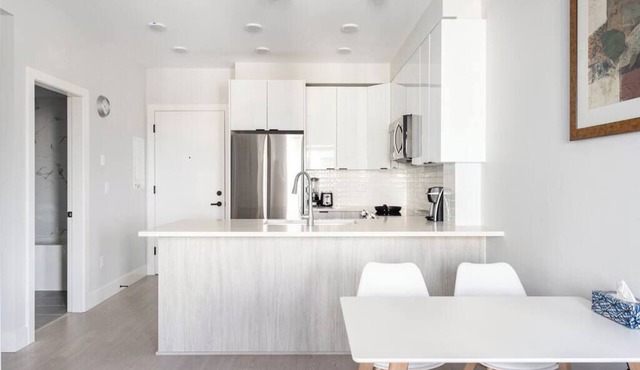 Contemporary Penthouse Gem ~ Downtown ~ Gym ~ Pkg!