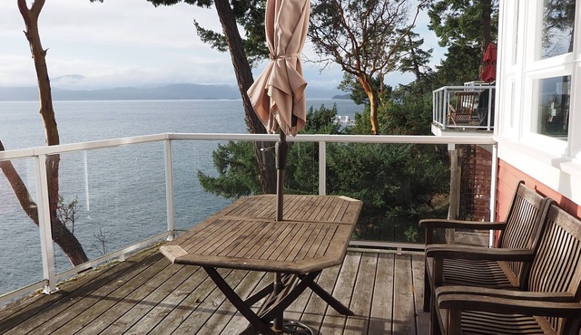 Cosy 2 bedroom with expansive Ocean view and massive deck
