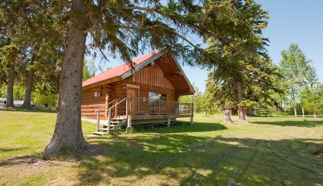 Cosy Lake front Log Cabin at Canim Lake Resort