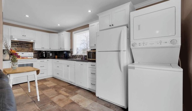 Cottage Feel in the City, Close to Everything!