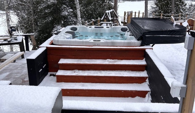 Cottage on Lake Temagami with private access to the lake.