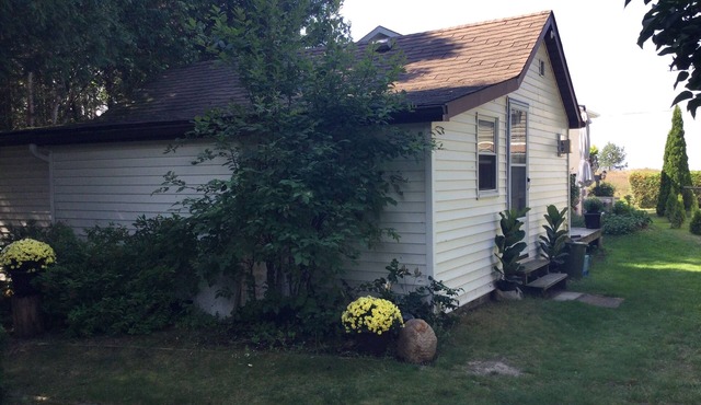 Cottage Retreat 75 Steps from the shores of spectacular Lake Huron, Sauble Beach