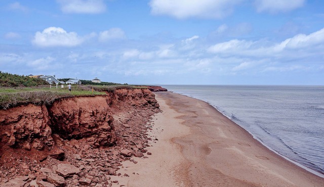 Cottage steps away from Thunder Cove Beach and a surround views of the ocean