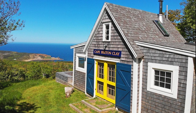 Cottage with Incredible Ocean Views, 3 min. to beach, near Cabot Trail & Park