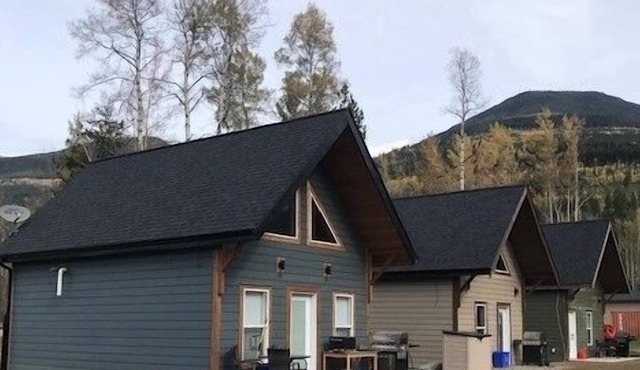 Cougar Mountain Lodge (Cozy Mini Chalets/Cabins)