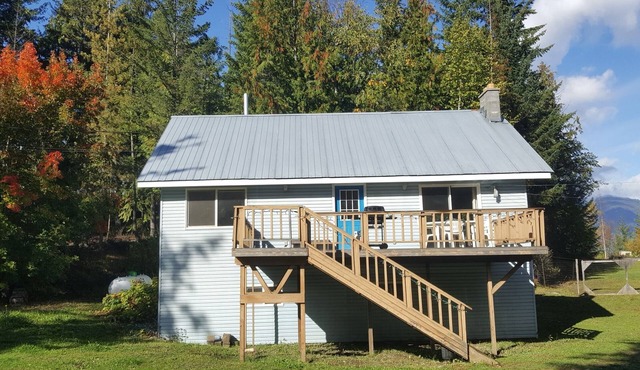 Country Cottage with enclosed yard. Quiet wooded location.