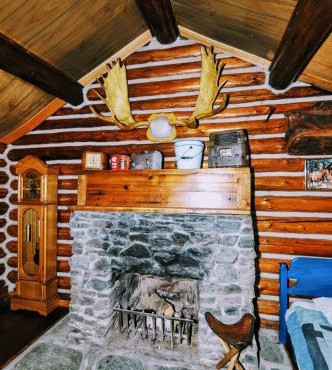 Country Rustic Loghouse at Teepee Meadows