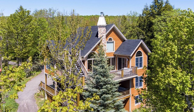 Country-style cottage on the shore of a lake at 5 minutes from a national park.