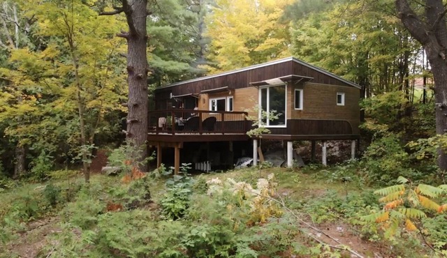 Couple’s Lakehouse Hideaway with hot tub