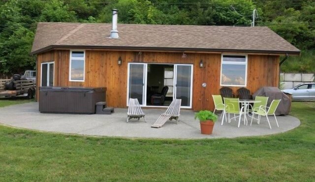 Courtenay Walk-On Oceanfront Cottage (A) at Udina Bay Vancouver Island