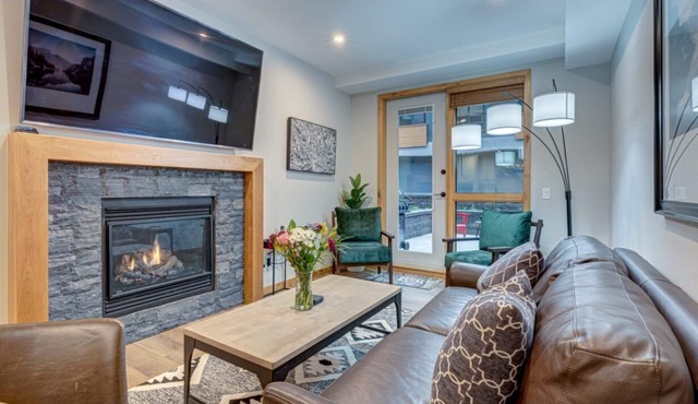 Courtyard Charm - 1 BR King/1 bath condo
