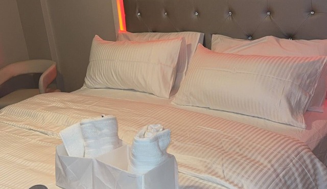 Cozy 2 bedroom apartment all ensuit - 5 minutes from Pearson airport