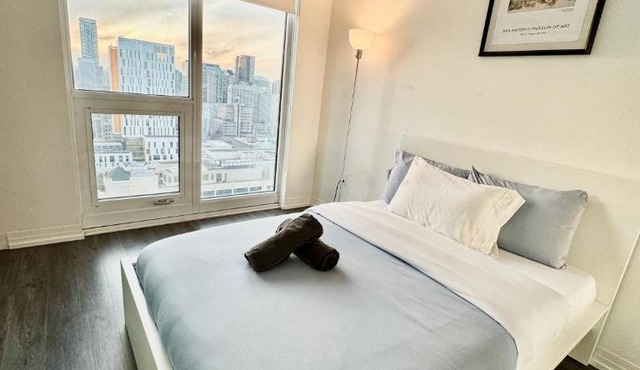 Cozy 2 Bedroom by Eaton Centre Mall