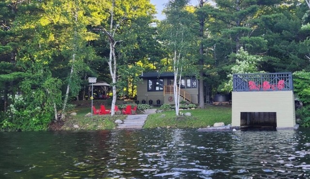 Cozy 2 bedroom Muskoka Lakefront Cottage. Western Sunset,Hot Tub,EV Charger,WiFi