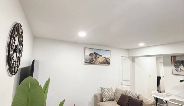 Cozy 2 Bedroom Suite Close to Amenities