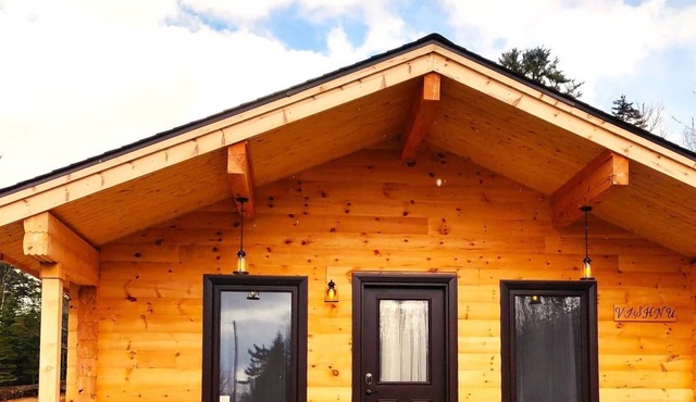Cozy 2 BR Log Cottage w/Firepit Bbq,close to lakes, vineyards, zipline & Skiing