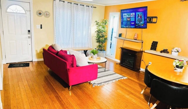 Cozy 2BER 1.5 Bath Home Near Rogers/2min walk 2 Stadium/RAH/NAIT/FastWIFI/Parkx
