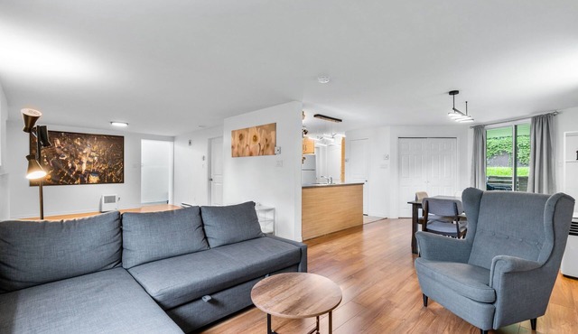 Cozy 2BR Apt in DIX30 Close 2 DT
