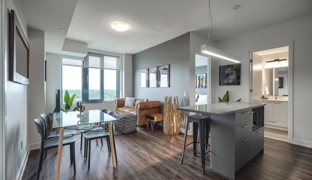 Cozy 2BR Apt with City Views, Near Lake Aquitaine