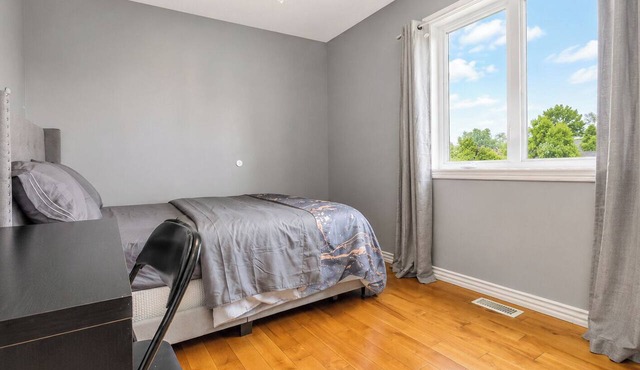 Cozy 3-bedroom house in charming Mercier with AC