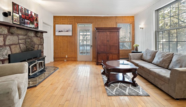Cozy 3 Bedroom Chalet in Sainte Agathe With Views of the Lake!