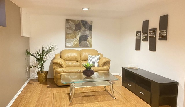 Cozy 4 Bedroom Bungalow in Lakeview Mississauga