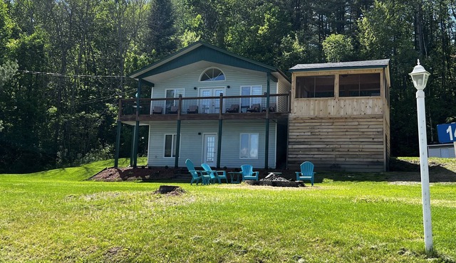 Cozy 4 bedroom cottage at Lac Cayamant