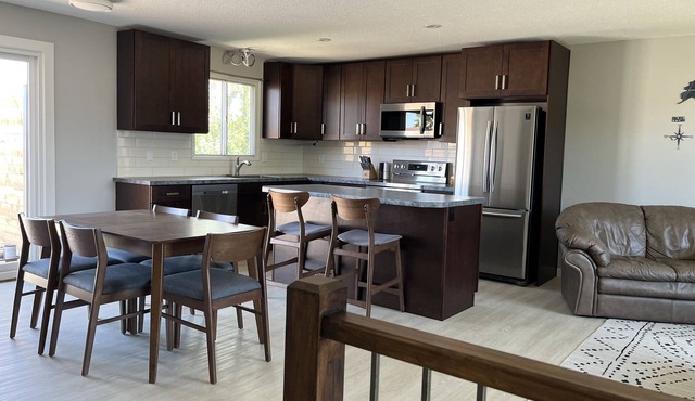 Cozy 5 Bedroom 2 Bath private Medicine Hat home.