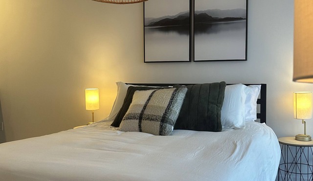 Cozy 5 minutes from the ski mountain! Ideal for a great friend or couple getaway