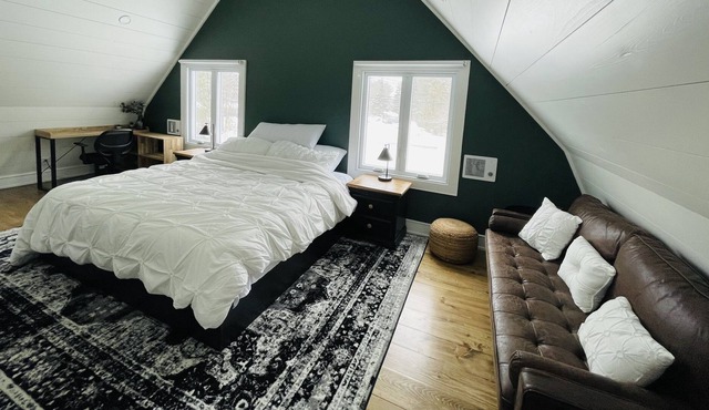 Cozy Barn style loft apartment King size bed!