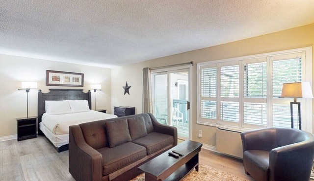 Cozy BM Studio | Pool, Hot Tub, Tennis