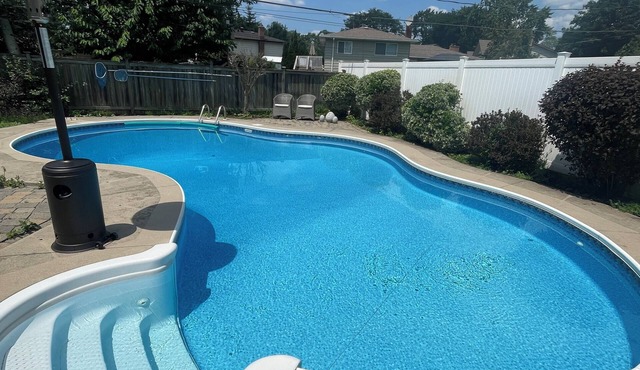 Cozy Bungalow with a Pool