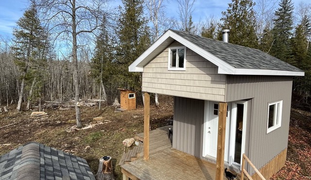 Cozy bunkie on private land in Kawarthas