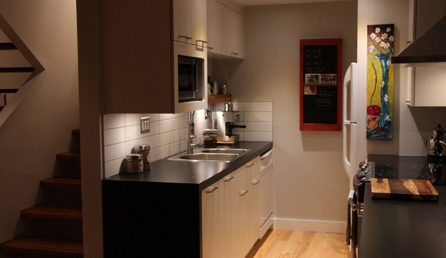 Cozy Chalet Near Mont-Sainte-Anne | Sleeps 8–10 | Fireplace | EV Charger
