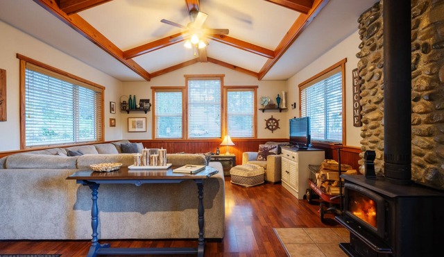 Cozy Cabin Getaway. Fireplace, king bed, hot tub, Pet OK.