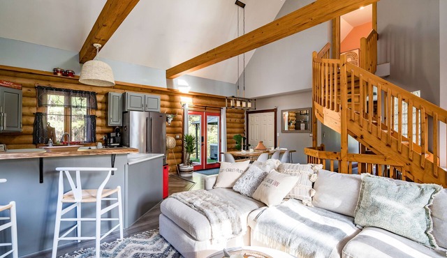 Cozy Cabin Inn w/Private Hot Tub, Fire Pit + close to Golf, Trails, Waterfalls
