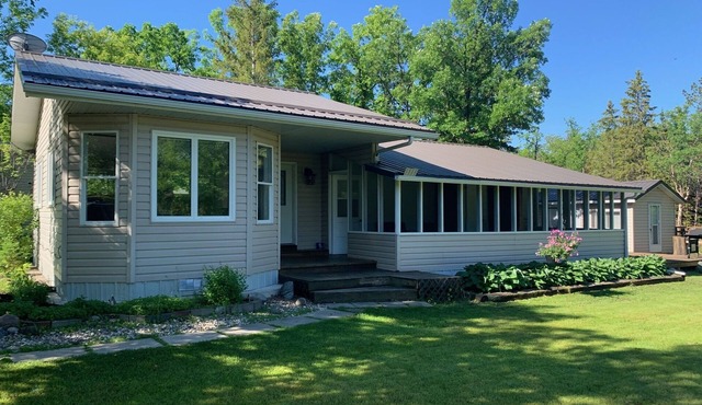 Cozy cabin just a few minutes walk from St. Malo Provincial Park & Beach!